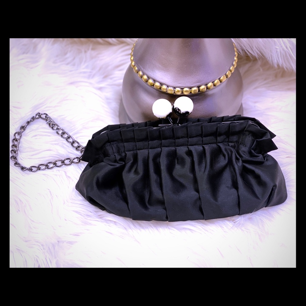 Ny&Co. pleated satin wristlet w/ pearl kiss lock